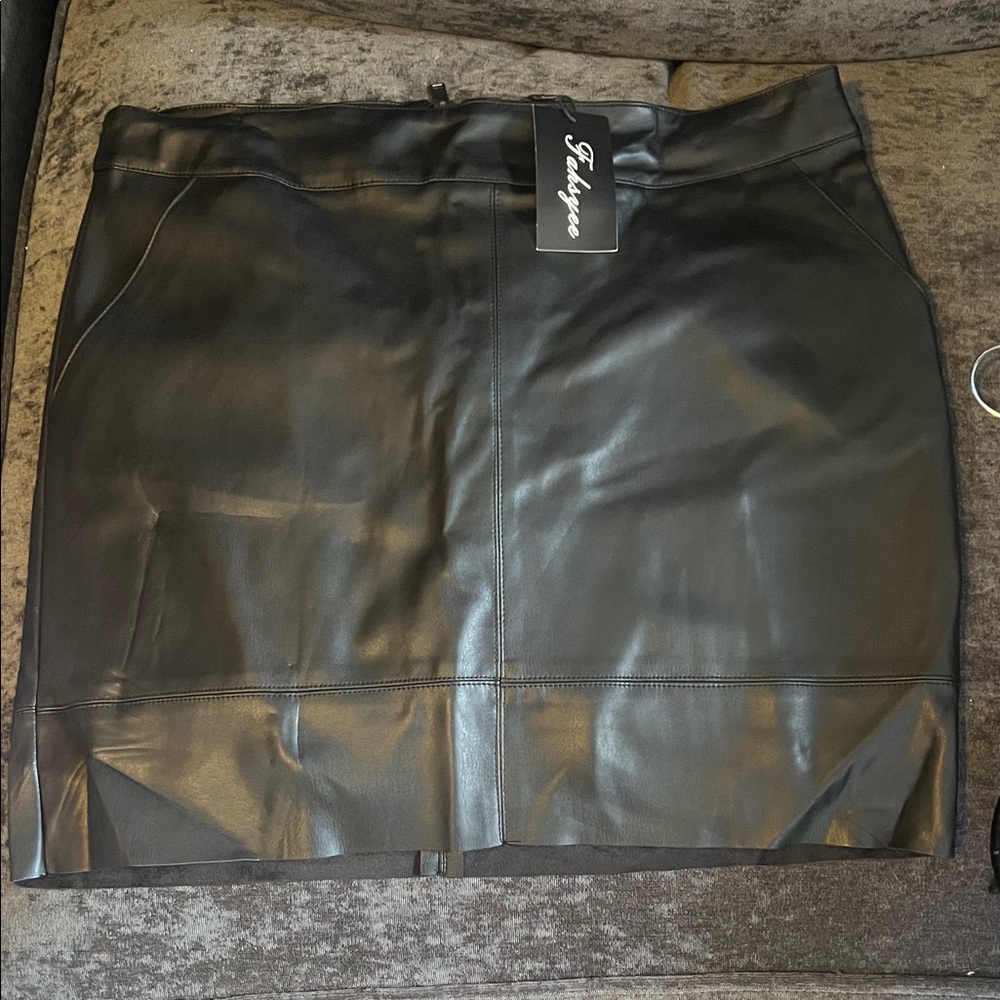 Elegant Black Faux Leather Mini Skirt
